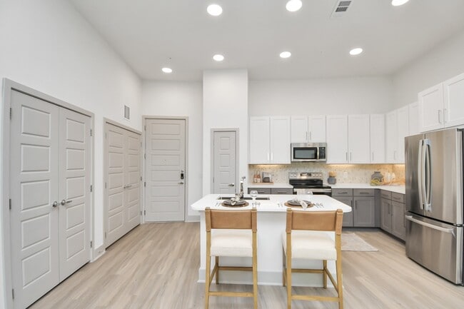 Building Photo - 1617 Enid St Unit 281