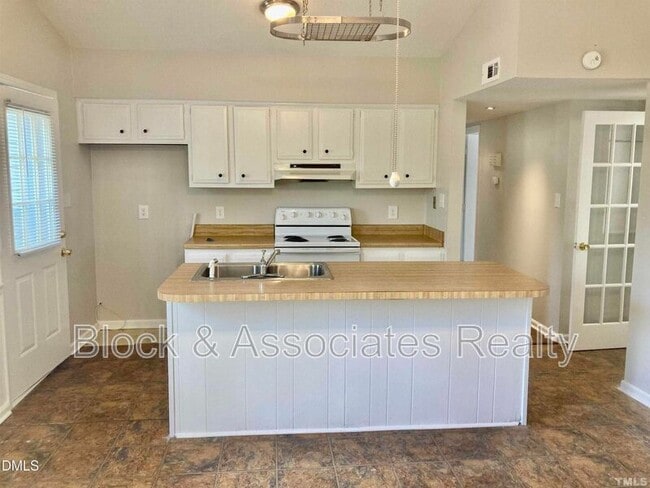 Photo - 104 Castill Pl