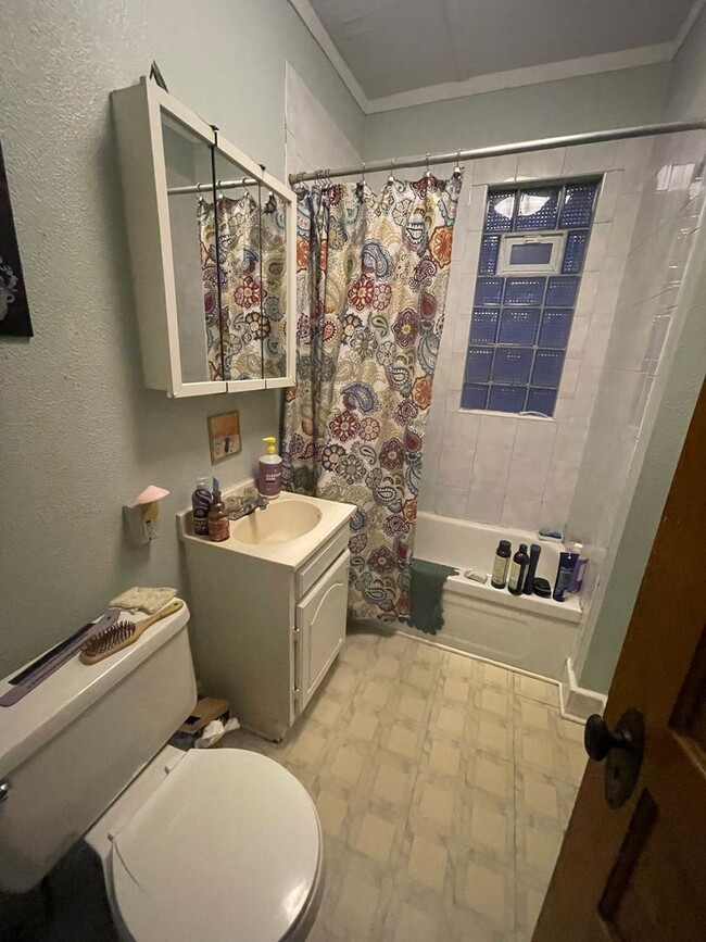 Building Photo - 2524 N Weil St Unit 2524 N Weil St Lower Rental