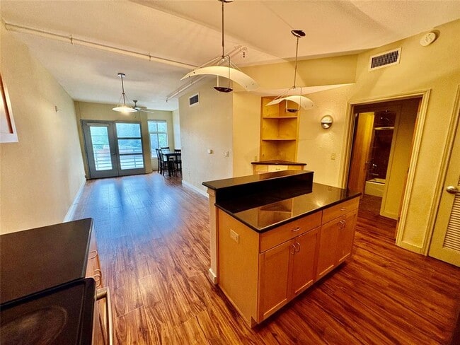 Building Photo - 711 W 26th St Unit 303