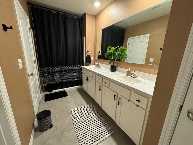 Photo - Spacious 3/2/2 with Fenced Yard