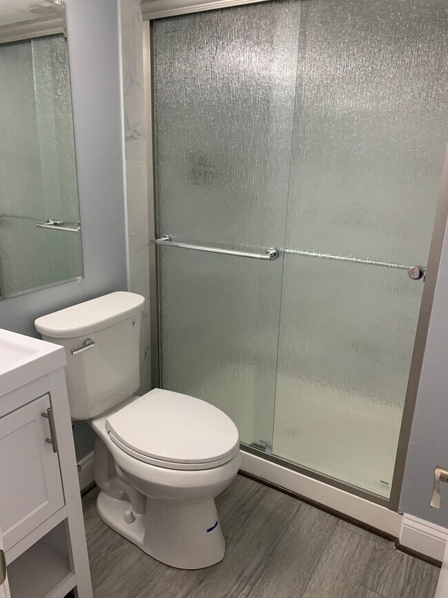 148 N East Ave Unit 5 $850 W/Bath Available 5