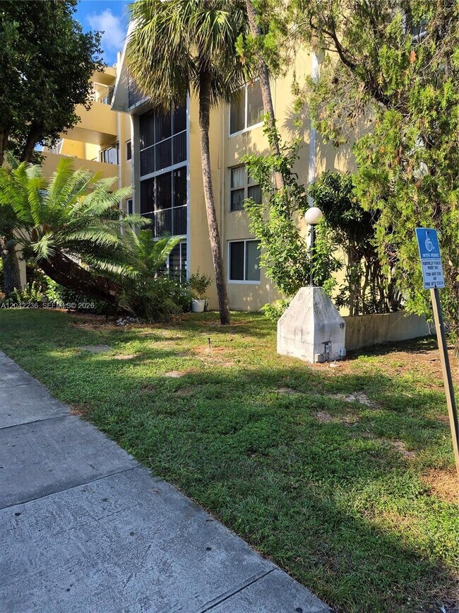 942 NE 199th St Unit 4G