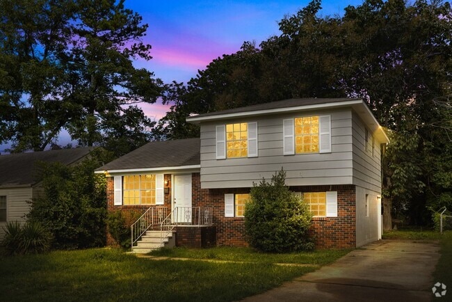 Building Photo - Spacious beautiful 4-bedroom 2.5 bath home