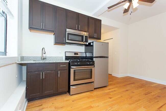 Building Photo - 4738 N Hermitage Ave Unit J03P