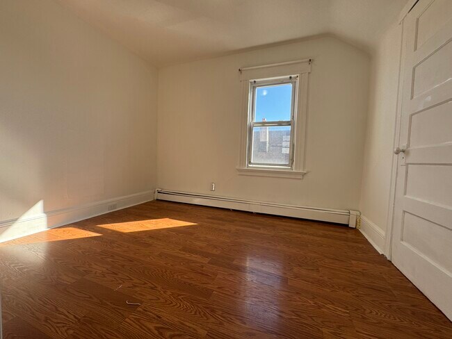 Photo - 82 E 18th St