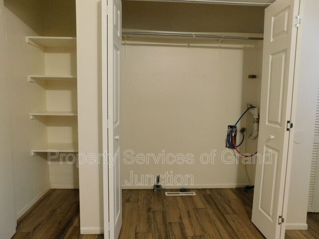 Photo - 2044 Bunting Ave