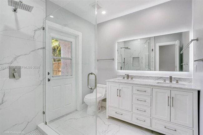 Building Photo - 907 SW 15th Ter