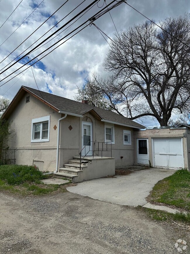 Building Photo - 2 Bedroom House