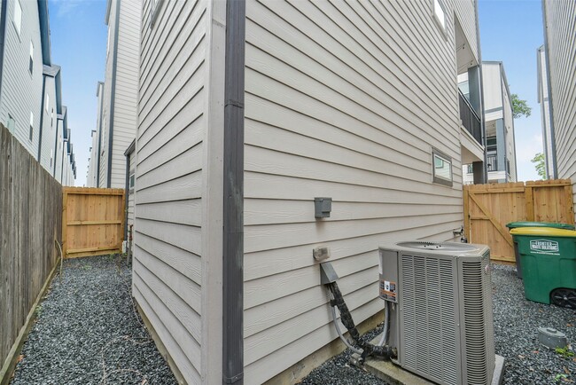 Building Photo - 760 W Donovan St
