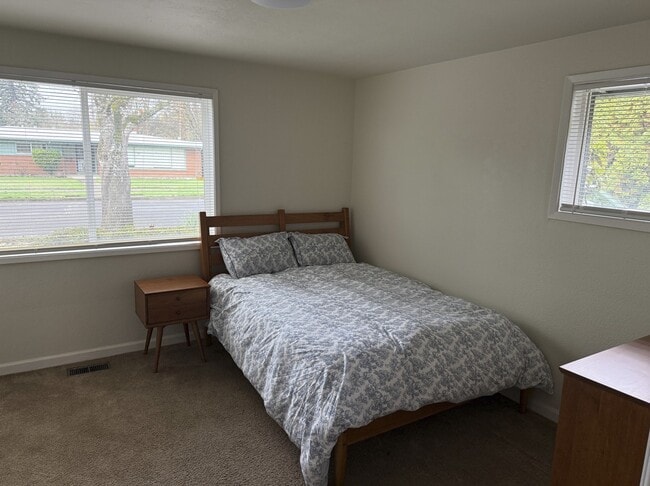 Photo - 1137 NW Dixon St Unidad Main House