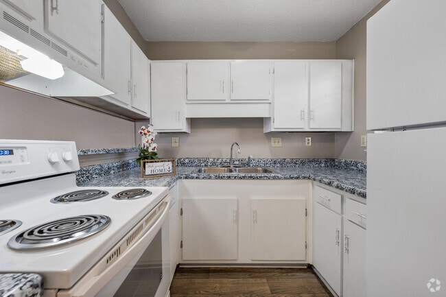 2BR, 2BA - 921SF - Kitchen - Magnolia Apartments