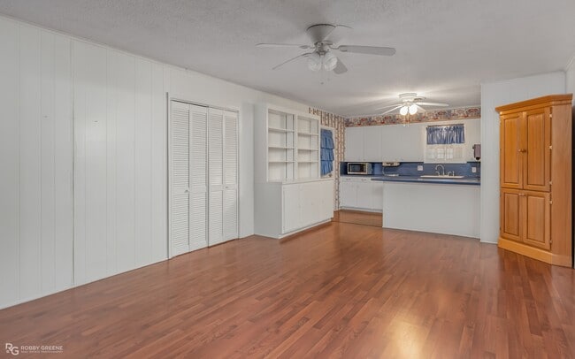 2424 Douglas Dr
