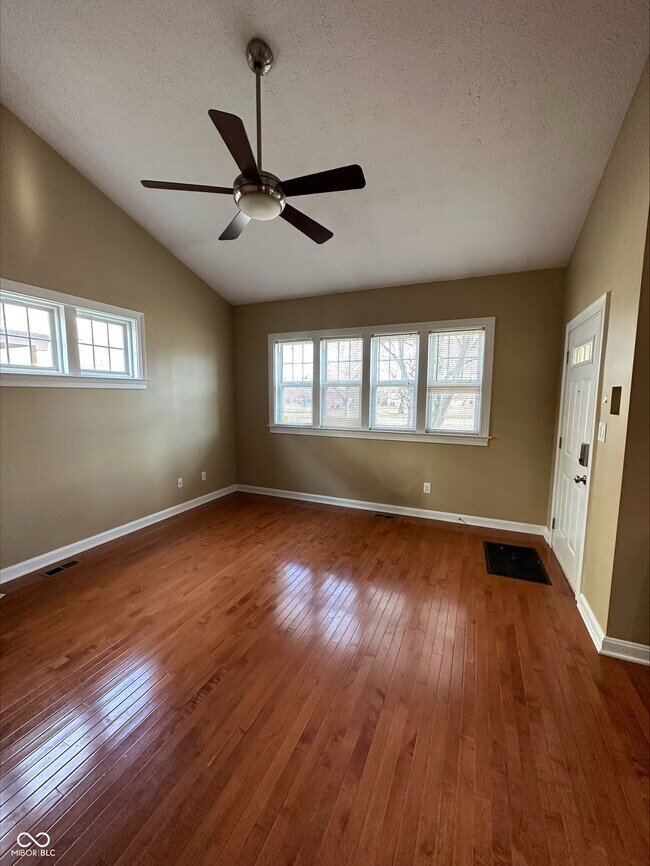 Photo - 1720 Yandes St