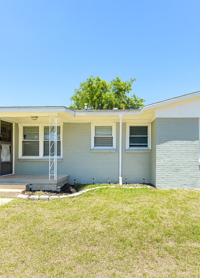 Building Photo - 2037 Bridge Ave