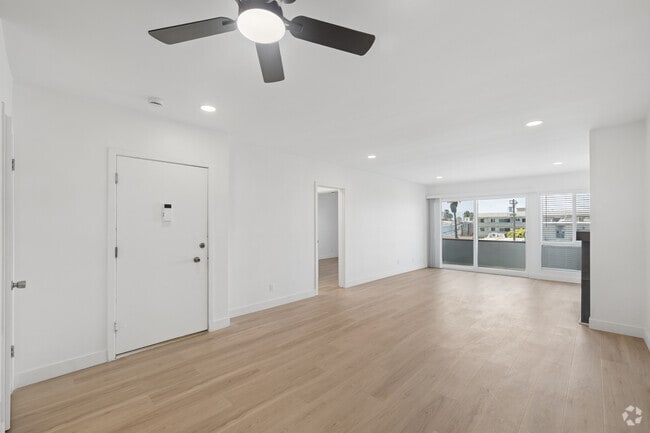 1BR, 1BA - 795SF - Living Room