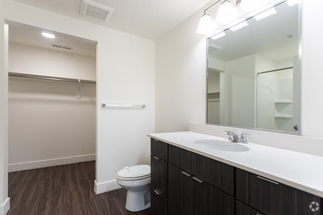 2BR, 2BA - 986SF - Primary Bathroom - Onyx Apartments
