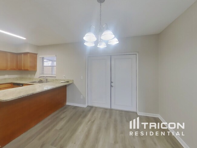 Photo - 320 Laxton Ln