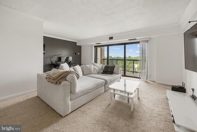 Building Photo - 205 Yoakum Pkwy Unit 902
