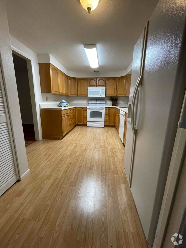 Building Photo - 2127 Shawnee St Rental