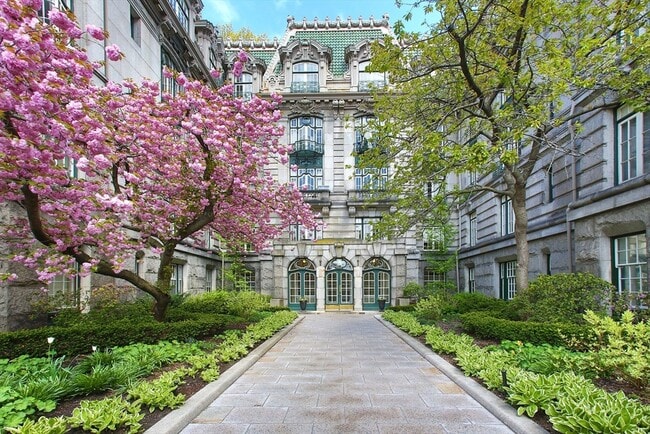 Building Photo - 1514 Beacon St Unit 27