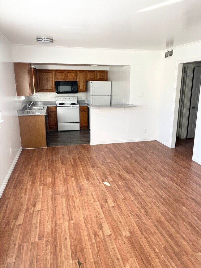Building Photo - Move In ready 2 Bedroom 1 Bath $500.00 off... Unit 205