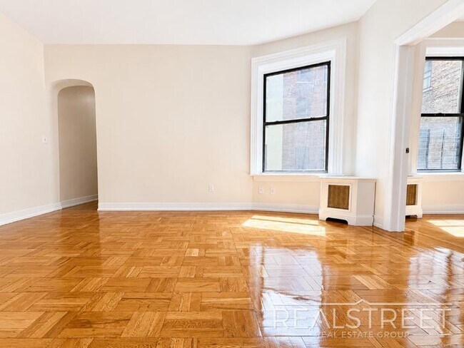 Photo - King-Size 2 Bed with Laundry in Elevator Building Unit 4C