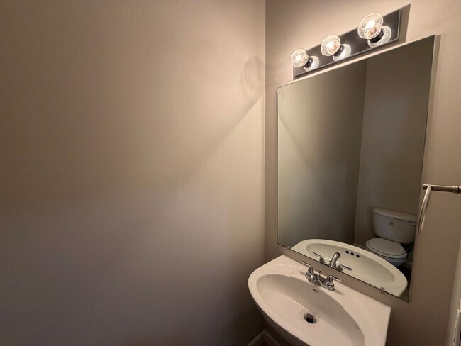 Photo - 3 Bed 2.5 Bath Townhome in Brentwood