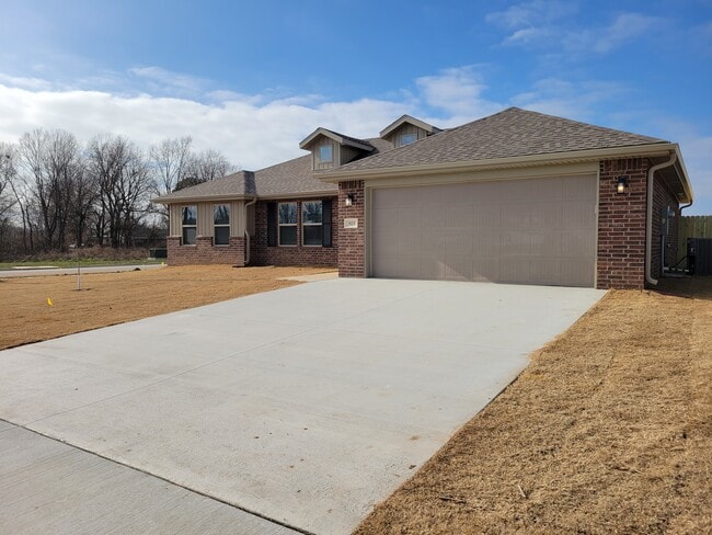 Building Photo - 923 N Labrador Ave