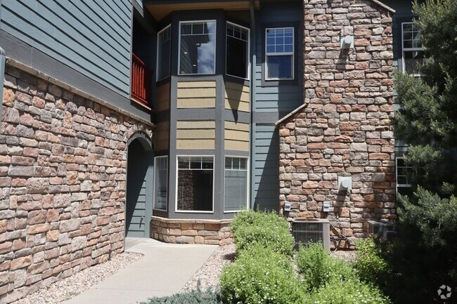 Building Photo - Lovely 2 Bedroom Ground Level Condo