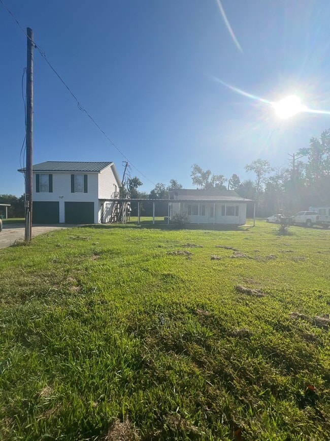 Building Photo - 2 bedroom home for lease with garage and a...
