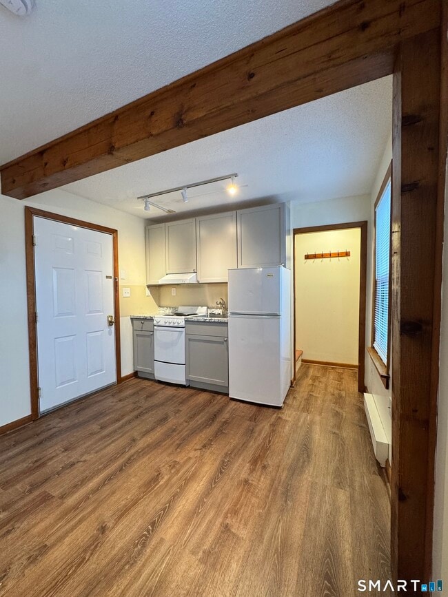 Building Photo - 49 Ledyard Ave Unit 5