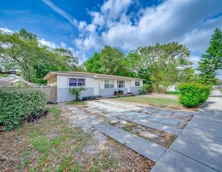 Building Photo - 1350 NE 149th St Unit 1