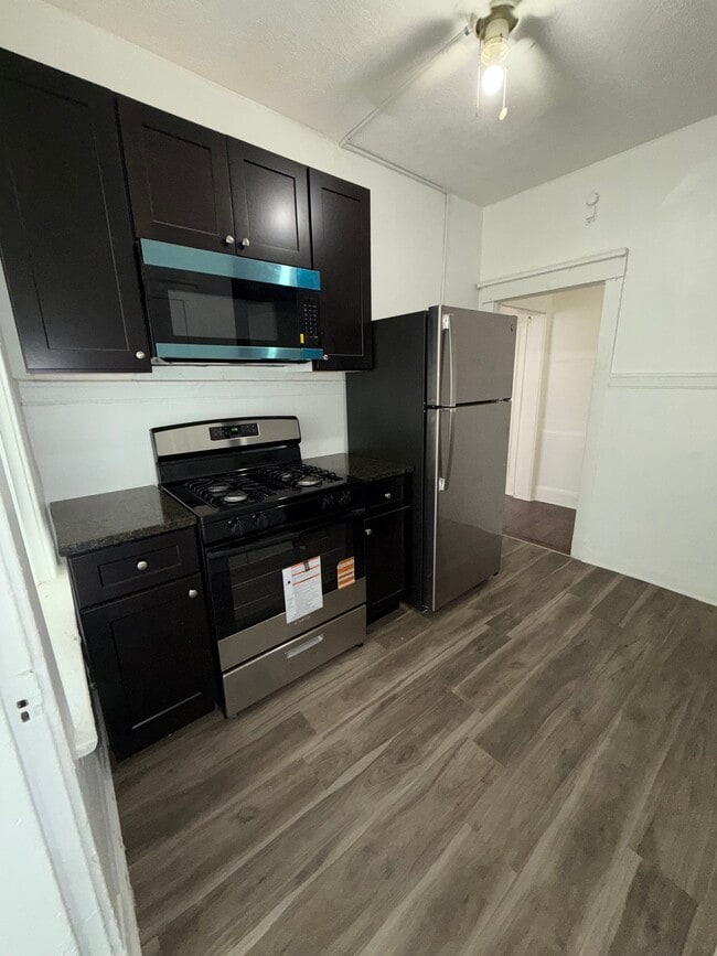 Building Photo - 5005 W Ferdinand St Unit 5007 w #1