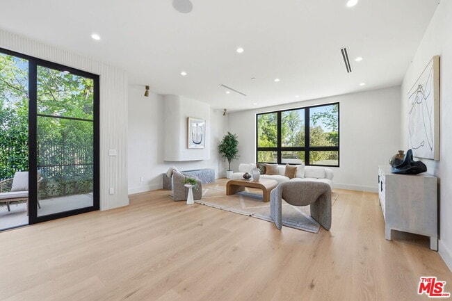 Photo - 16643 Addison St