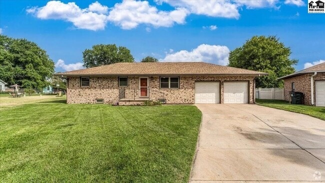 Building Photo - 3 bedroom, 1.5 bath, 2 car garage - Great ... Rental