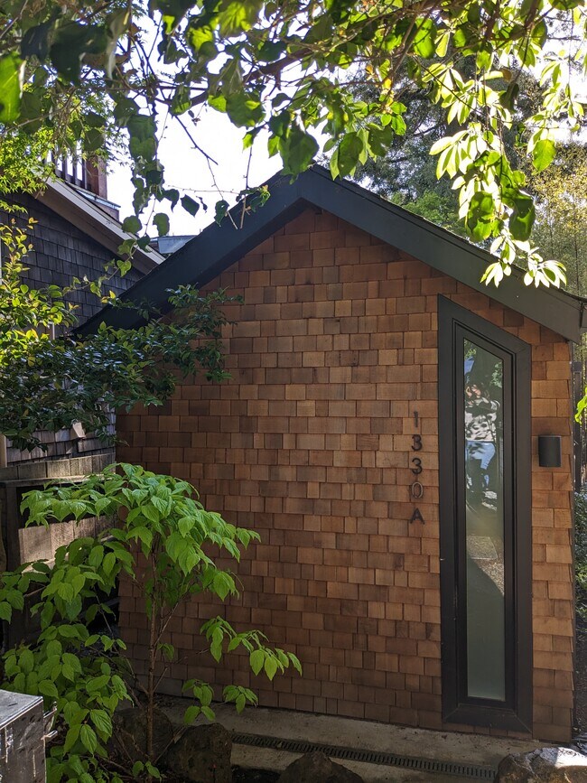 Casa privada amueblada con todos los servicios incluidos. - 1330 Spruce St Unidad #A