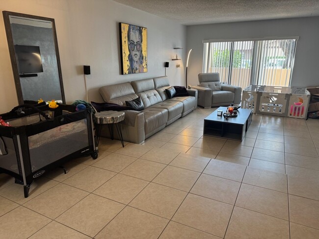 Photo - 4952 Sheridan St