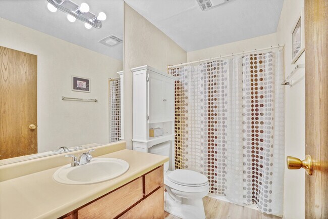 2nd bathroom tub/shower - 1000 Beck St Unit 151
