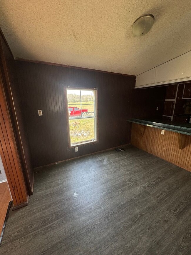 Photo - Country living with spacious front and backyard - 3 beds/ 2bath available now