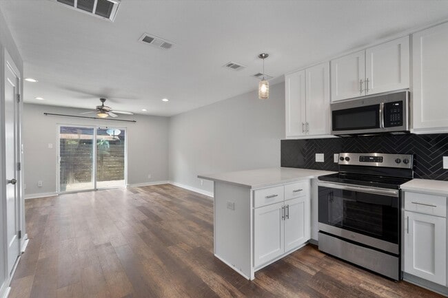 Building Photo - 3810 Southway Dr