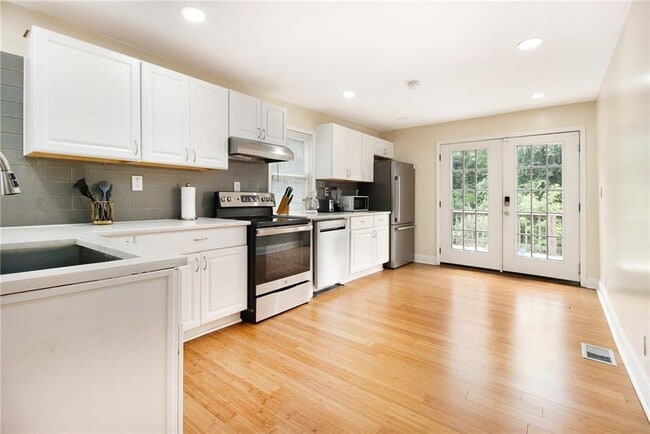 Photo - 361 Adelle St SE