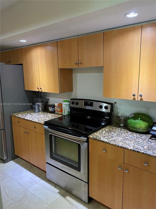 Building Photo - 6917 Collins Ave Unit 426