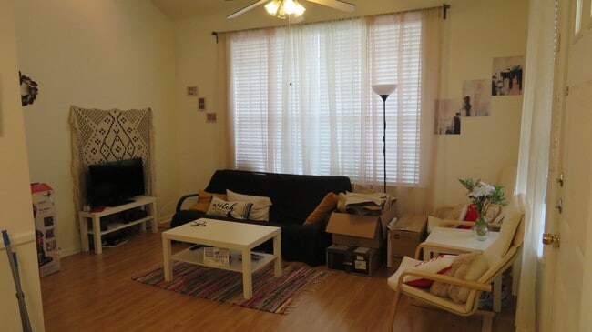 Photo - 2300 Leon St