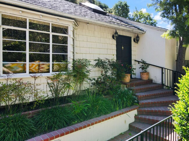 Front - 1150 Chantilly Rd