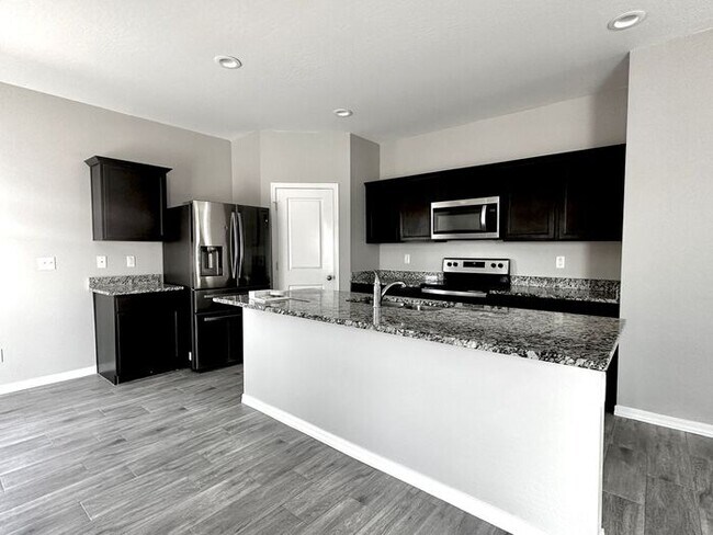 Photo - Mission Royal Resort Living Community! 5bd 3ba! Golf Course & Water Park!