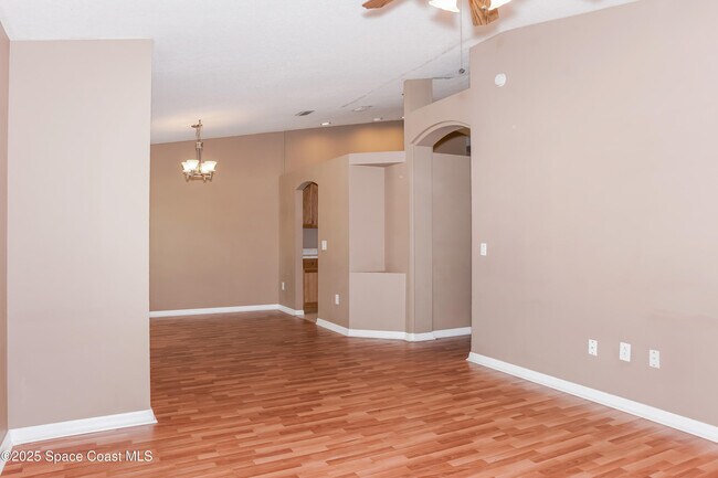 Photo - 225 Gordon Rd NW