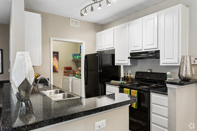 2BR, 2BA - 1,076SF - Kitchen - The Park at Castleton