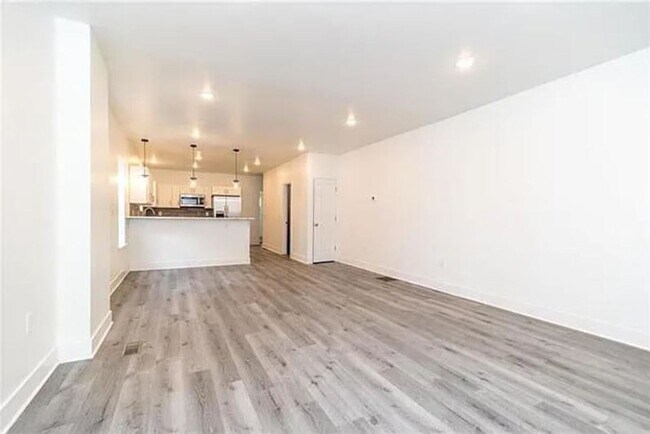 Photo - Beautiful 4 Bedroom Newly renovated home!