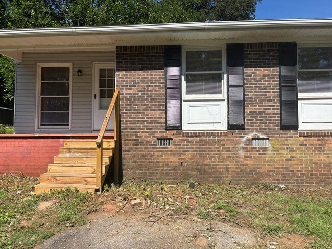 Building Photo - 4 bedroom 2 full bath